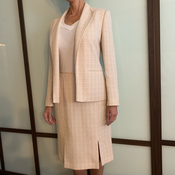 Cream suit - Picture 2 of 7